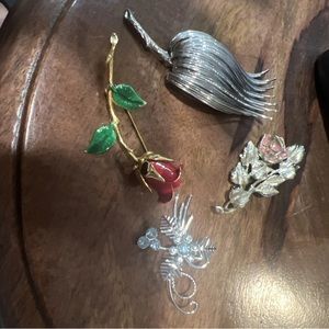 PRETTY LOT OF FOUR VINTAGE PINS/BROOCHES SILVERTONE GOLDTONE Rose Floral Motif